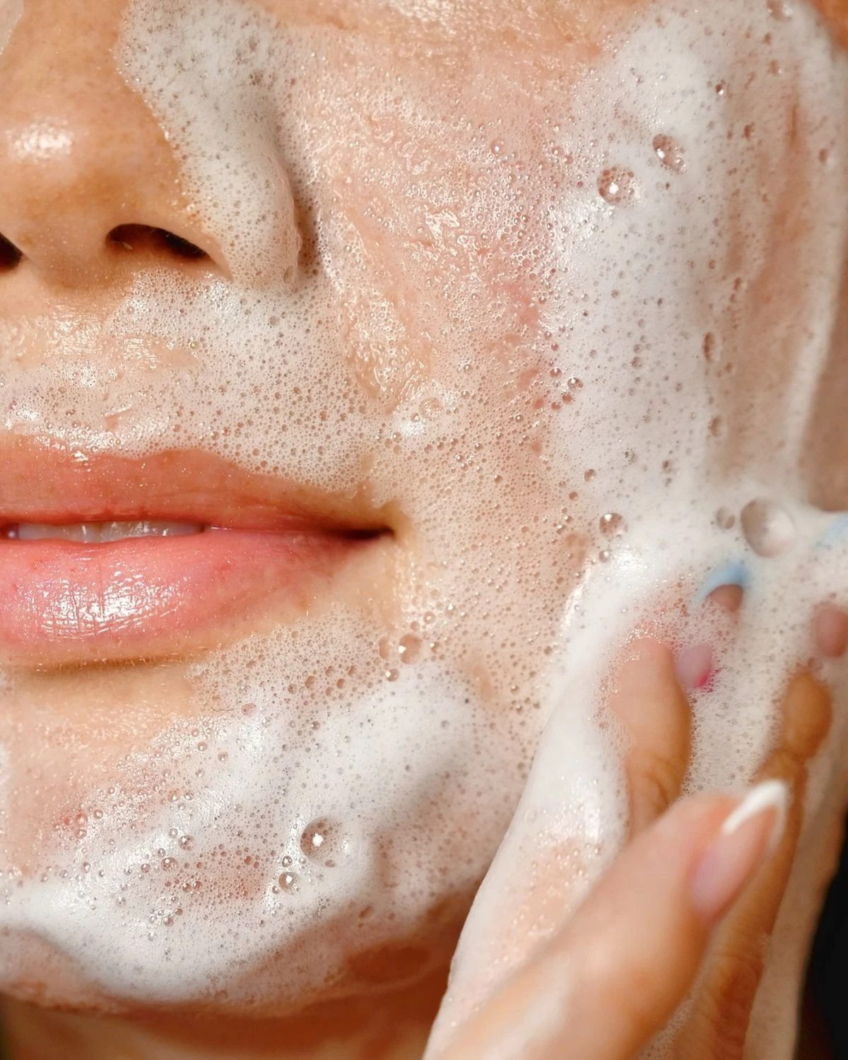 Rostro con espuma limpiadora